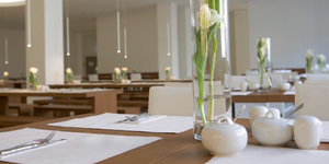 ellington-hotel-berlin-germany-tagun-hotel-seminar-table-restaurant